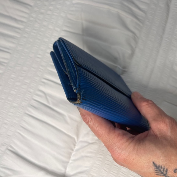 VINTAGE Authentic Epi Blue Luis Vuitton Wallet - Picture 13 of 14